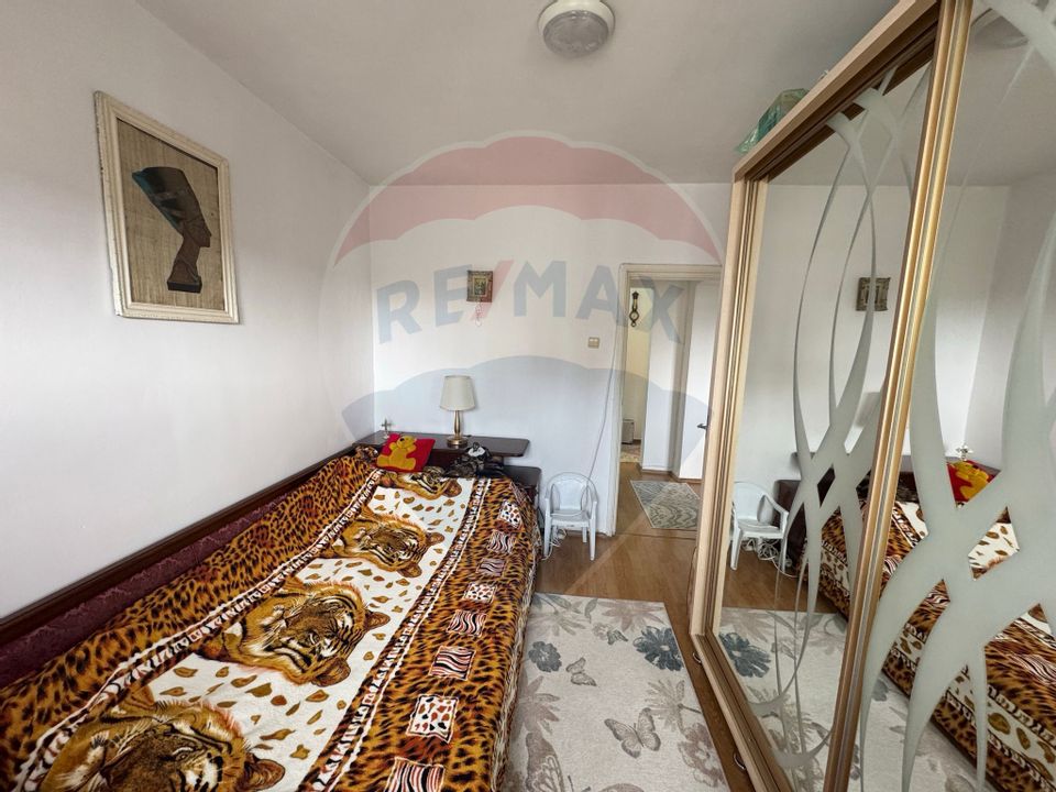 Apartament de vanzare - 4 camere- decomandat-Bistrita Lac
