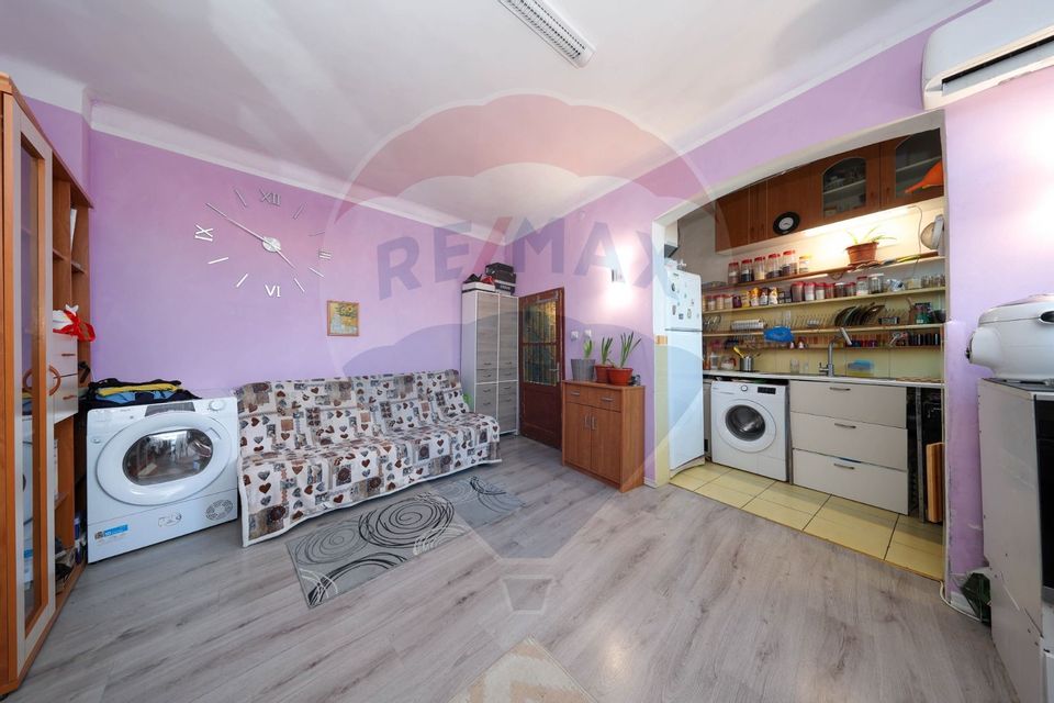 2 case cu curte proprie - locație centrala