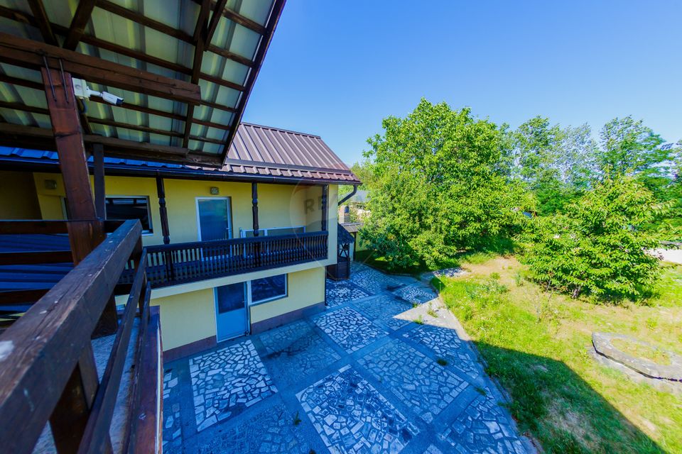 Casă cu 7 camere, 10 ari de vânzare la drumul principal cu 2 intrari