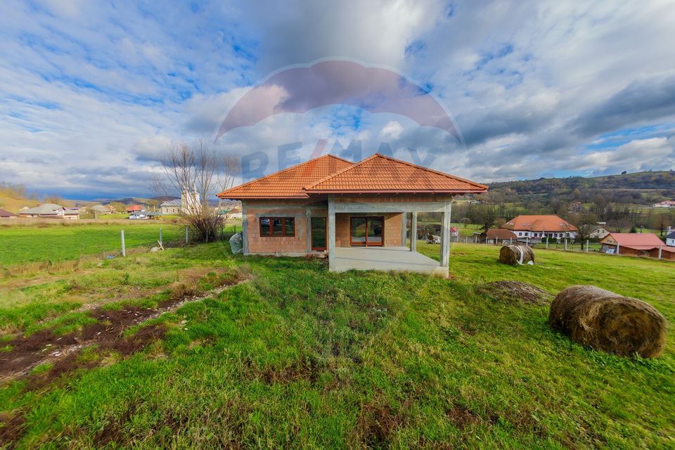 Casă Spațioasă cu Curte Mare