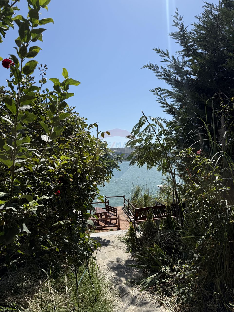 Vilă premium cu priveliște la lac și acces direct la apă