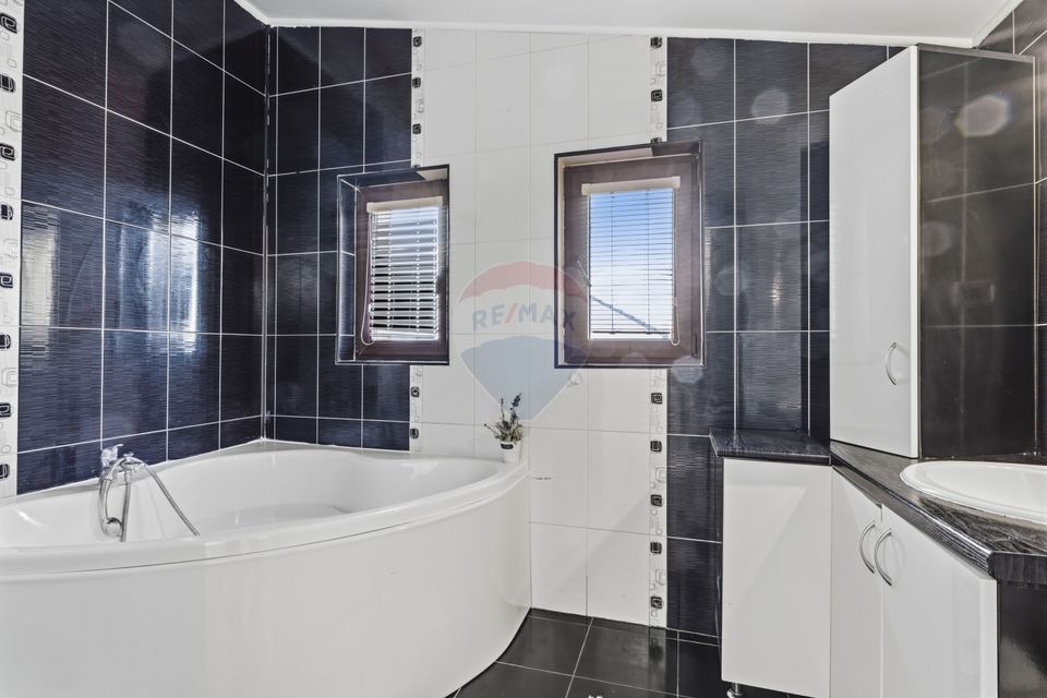 Casă cu 5 camere de inchiriat in Sofronea,Arad