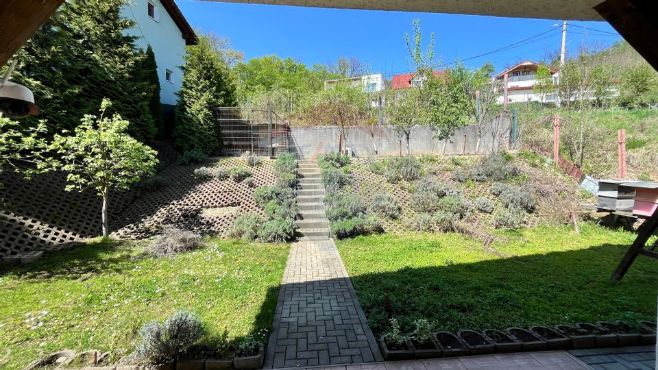 Casă cu vedere spre lac și pădure -deasupra  Barajului Ighis