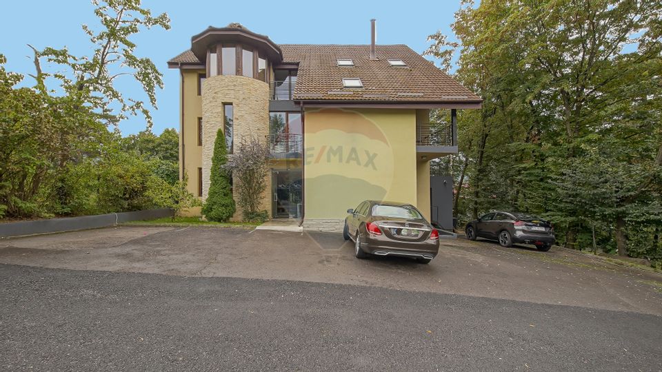 Proprietate de vânzare – Clădire premium pe drumul spre Poiana Brașov