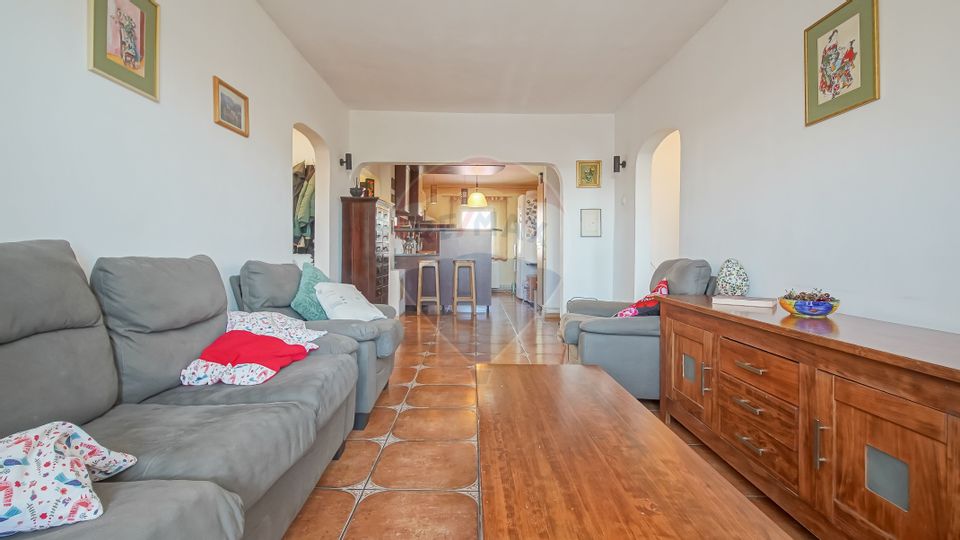 De vanzare 4 camere Racadau-zona Parcul Trandafirilor