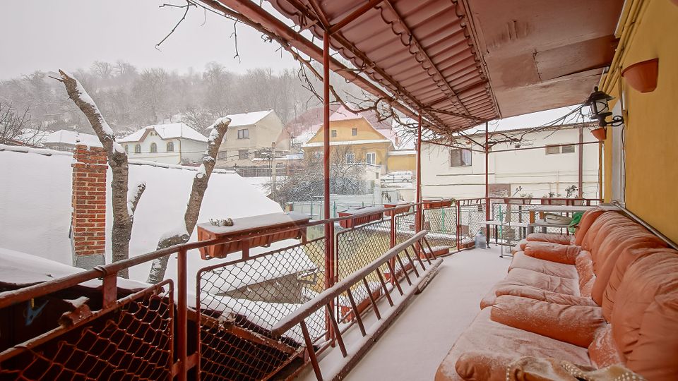 Proprietate cu 2 apartamente și garaj, Schei