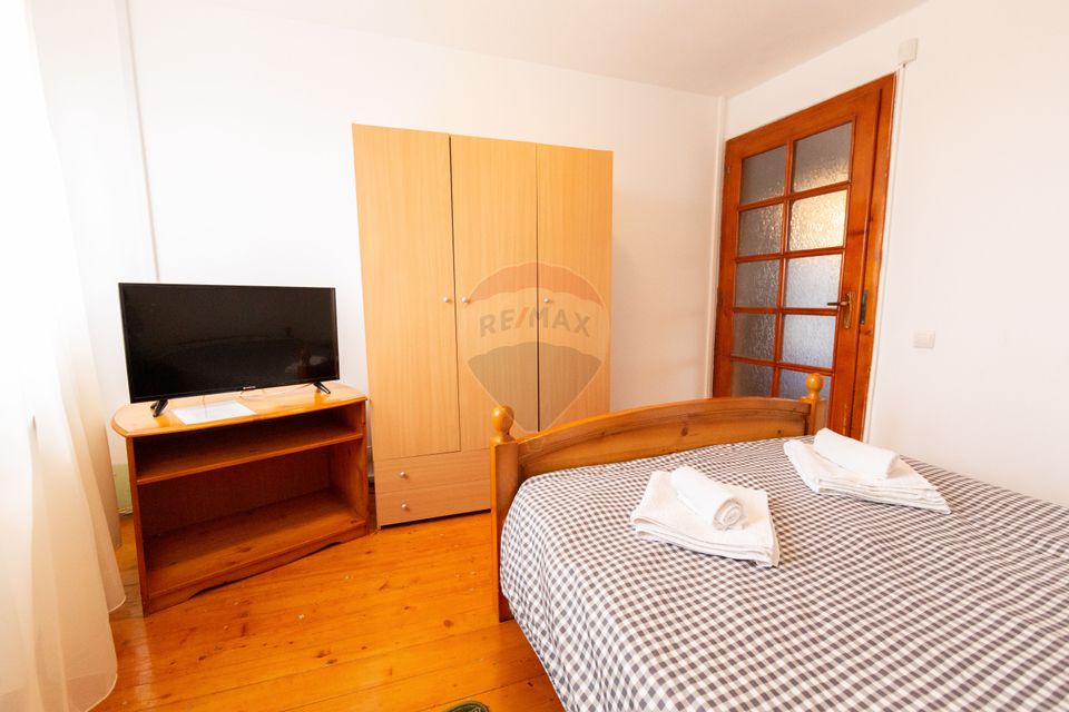 Casă spațioasă cu garaj dublu, foișor și curte amenajată