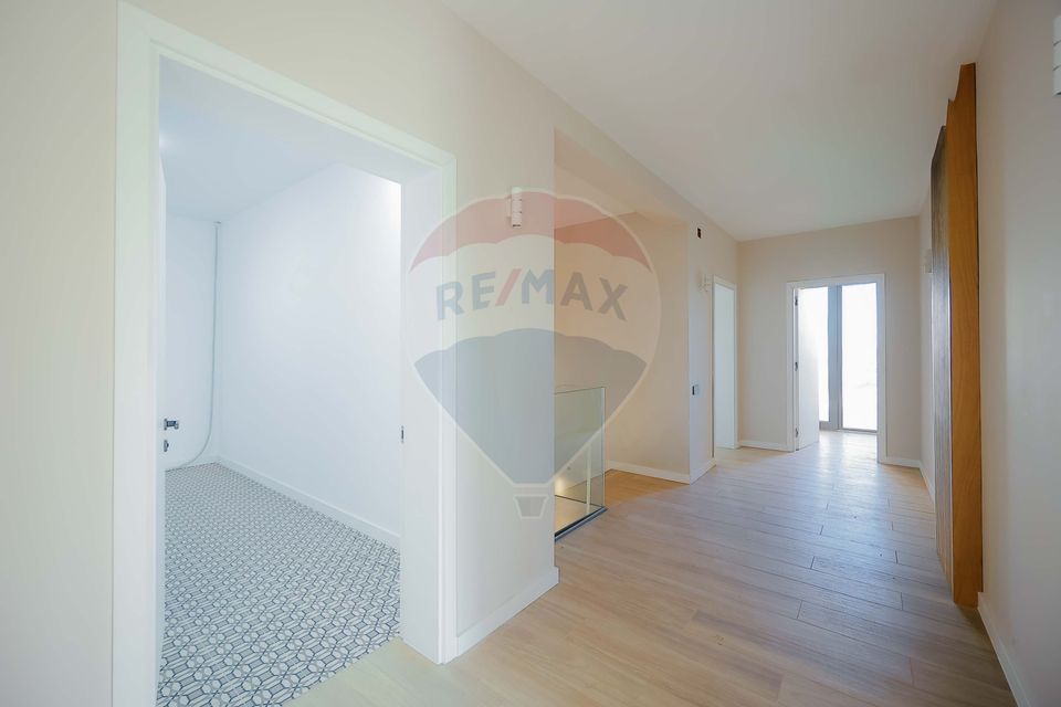 De vânzare Vilă cu 8 camere în Sânmartin, 290 mp util, teren 1100 mp