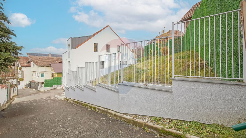 Armonie între tradiție și modernitate – Vilă contemporană în Brasov