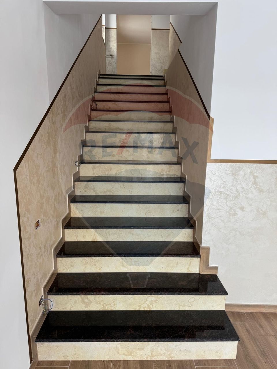 8 room House / Villa for sale, Darmanesti area