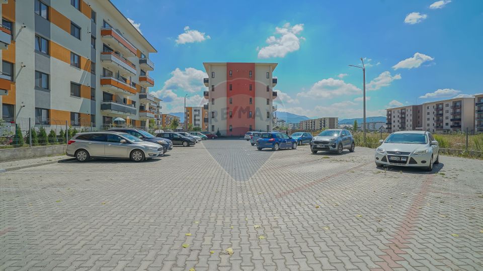 Apartament 2 camere cu parcare și grădină 30mp, zona Tractorul