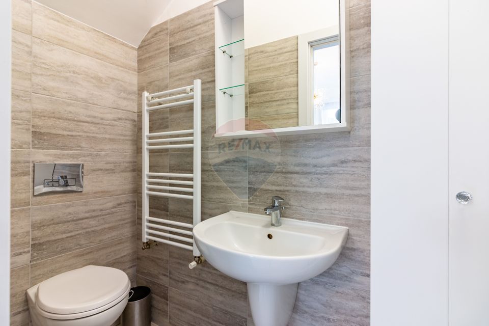 For sale House / Villa with 4 rooms in Tunari