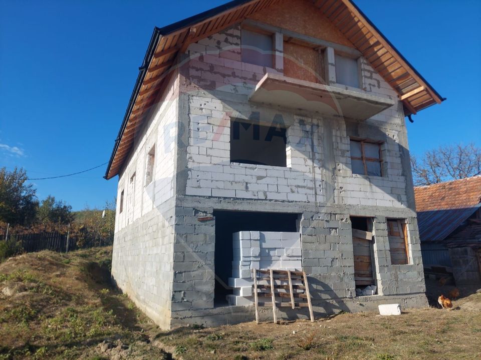 Casa la rosu de vanzare in Caiuti, Bacau