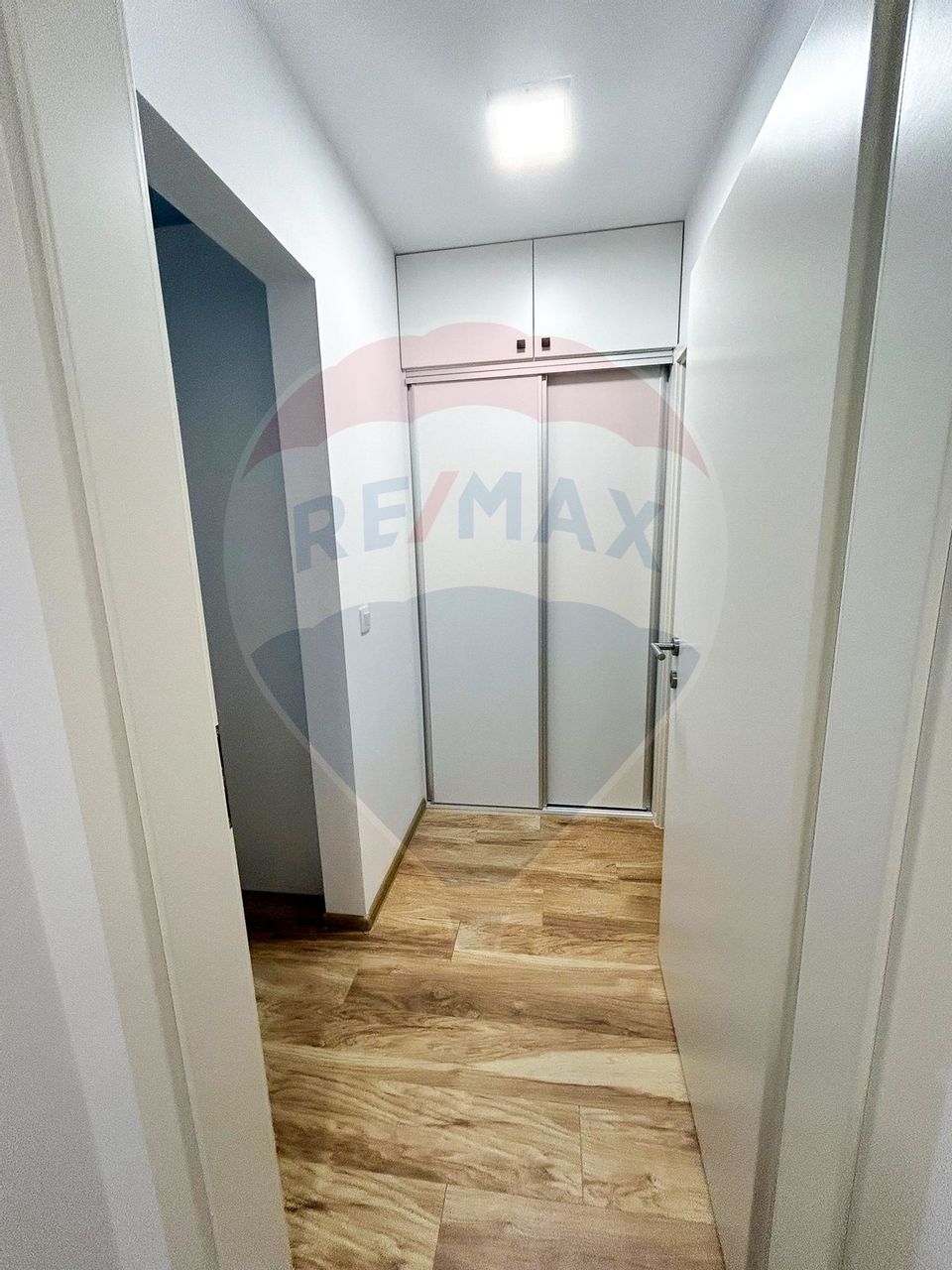 Apartament cu 3 camere de vânzare în zona Tractorul