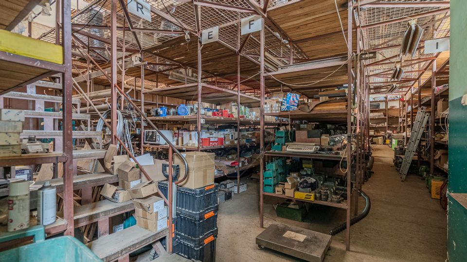 Spațiu industrial de 1,690mp, teren 3800 mp la 2 km de Brașov