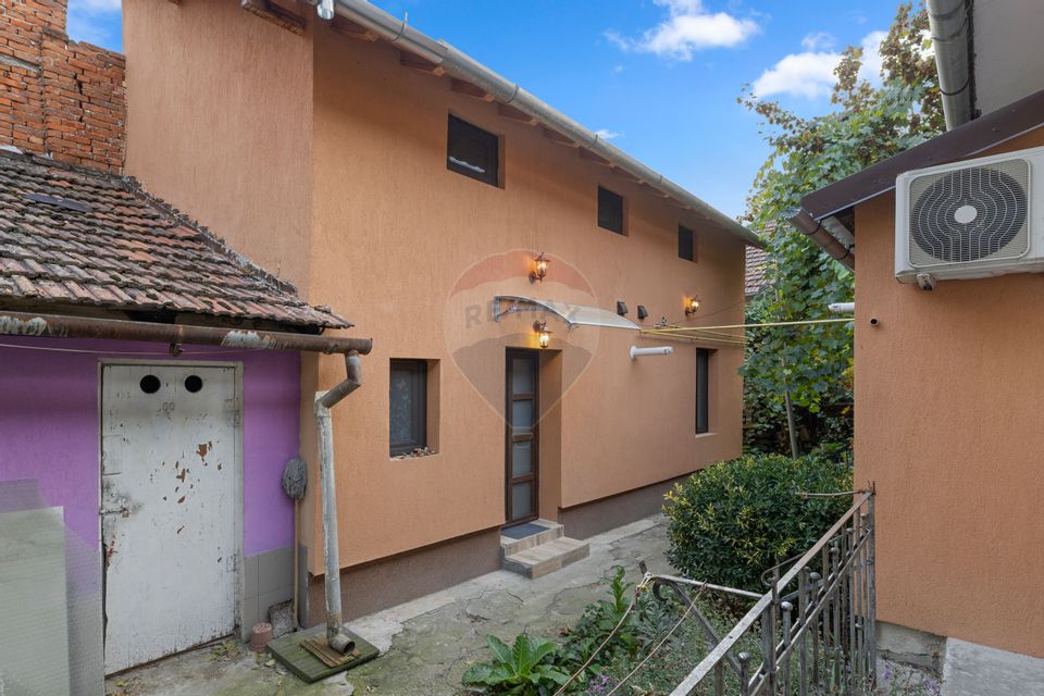 Apartament la casa cu 3 camere intr-o zona centrala