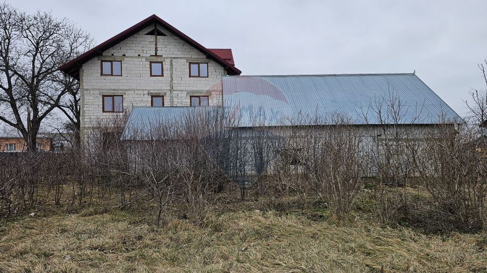 Casă / Vilă cu 12 camere, teren intravilan de 2869mp în Siminicea, SV