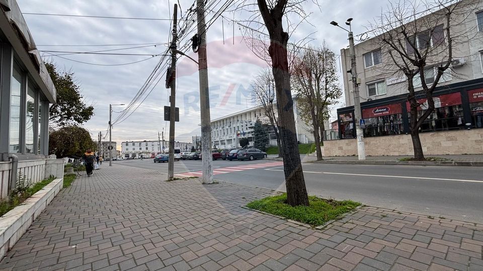 87sq.m Commercial Space for rent, Ultracentral area