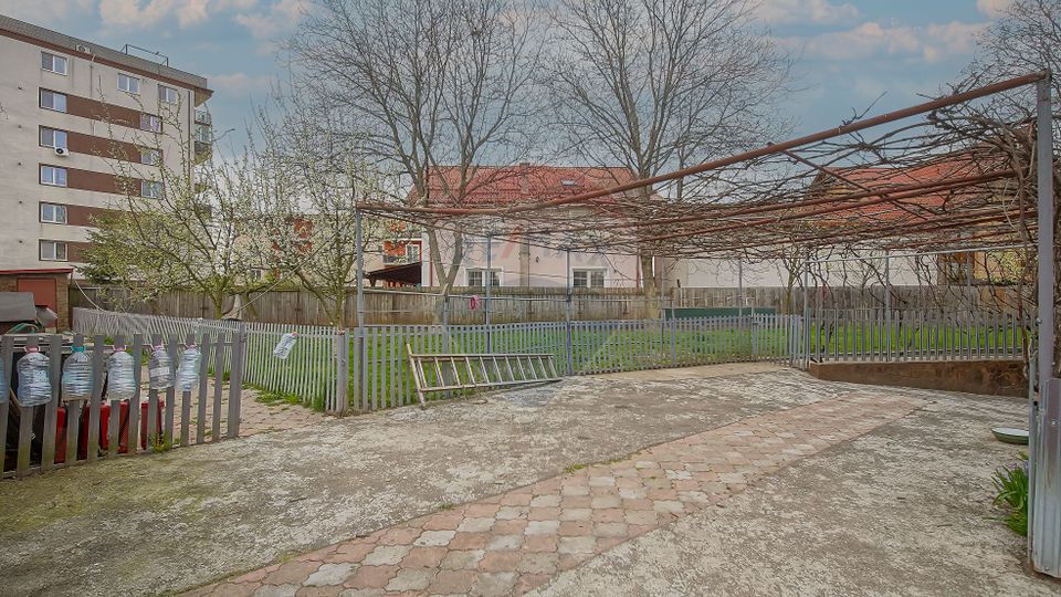 Vilă cu Teren Generos - Tractorul, Potrivită pentru Locuit sau Afacere