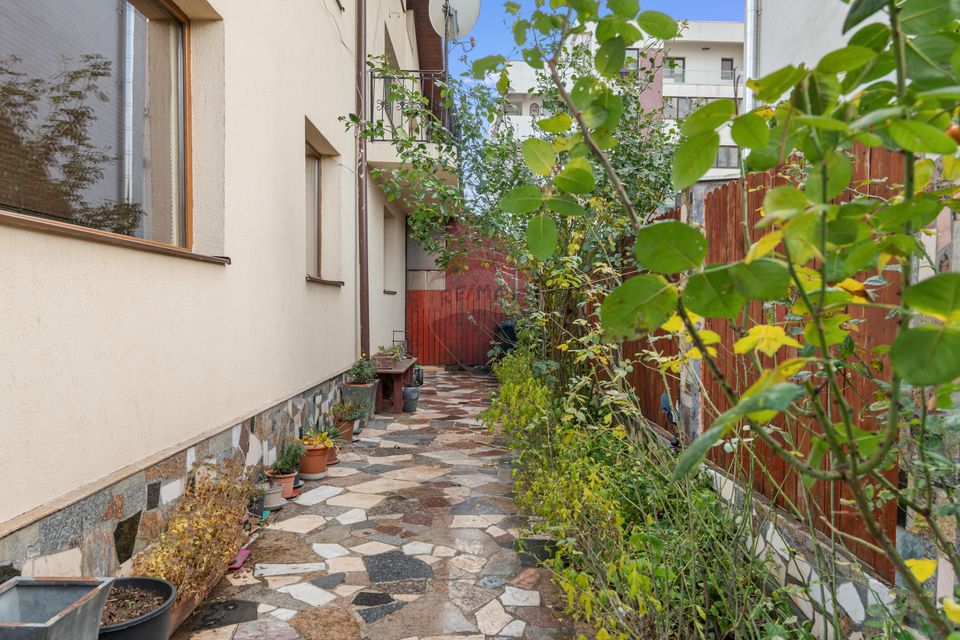 Casă / Vilă cu 6 camere de vânzare - Oraselul Copiilor