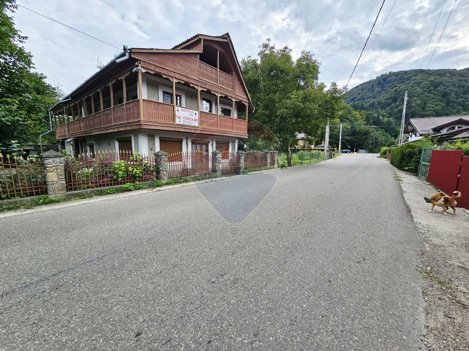 Casă solidă din cărămidă, mobilată, garaj, teren generos – Tarcău