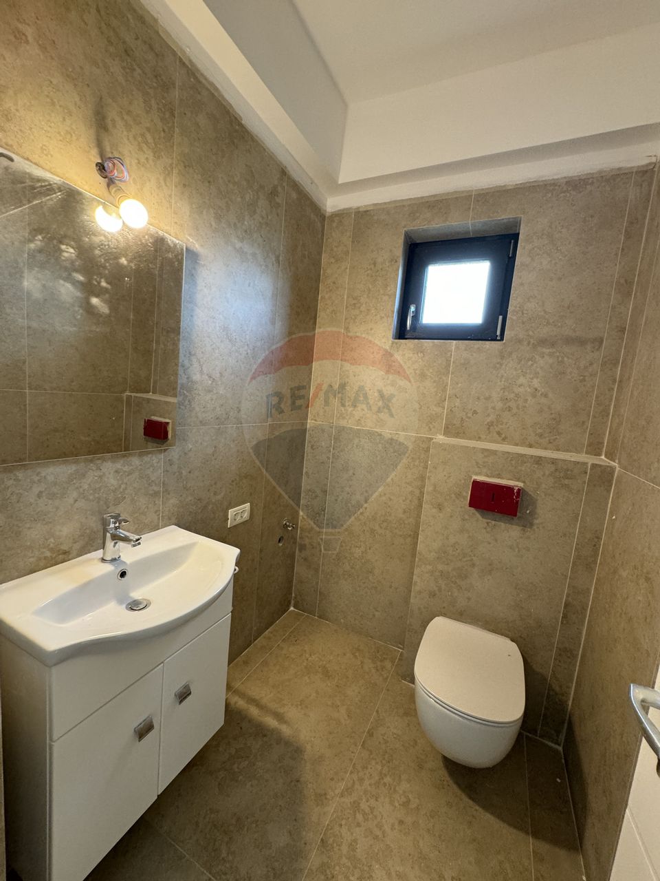 Apartament nr 4/nr 15 cu curte, pompă căldură, piscină încălzită