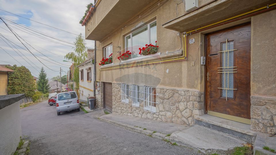 Investiție: apartament renovat în două studiouri separate, Schei