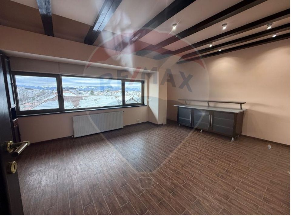 Spațiu de birou luminos în clădire modernă-Inchiriere