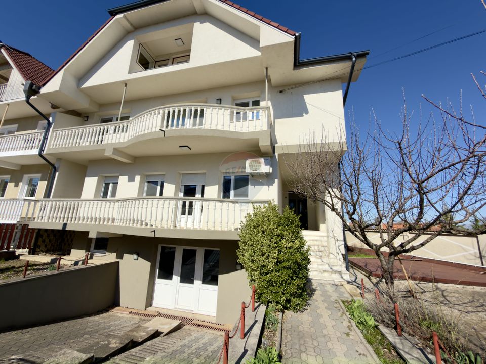 Casă / Vilă 8 camare cartier Beverly Hills Sanmartin