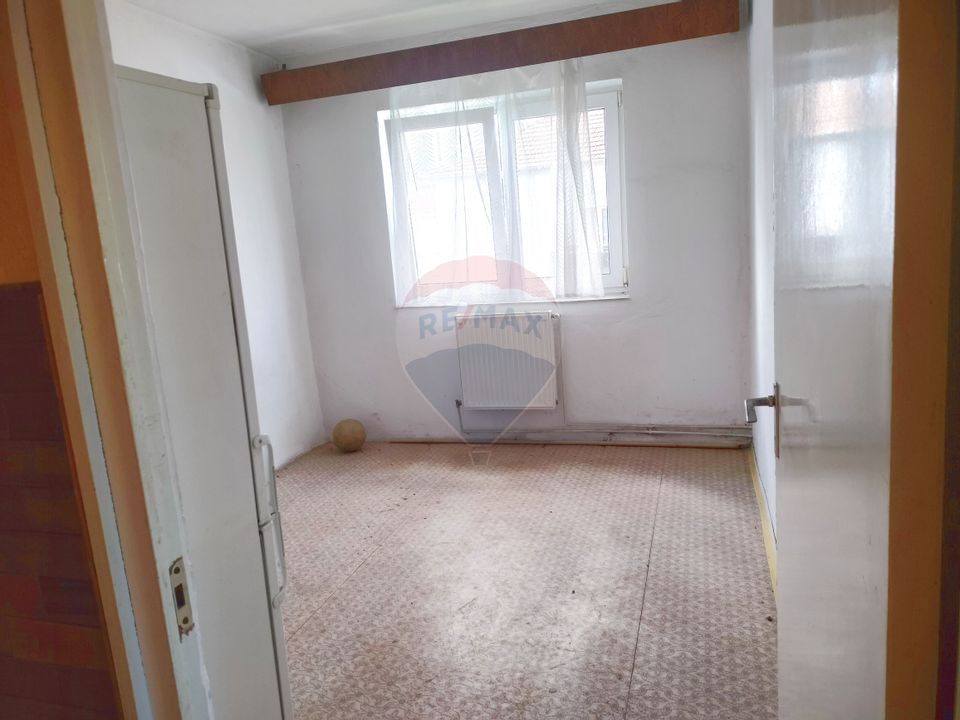 Apartament cu 3 camere de vânzare în zona Vitrometan