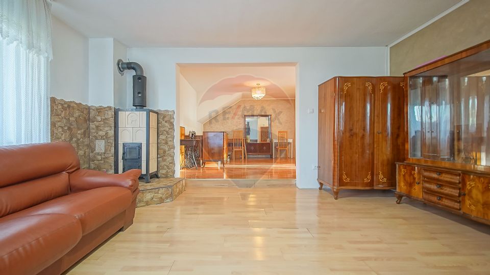 Casă cu 6 camere de vânzare în Râșnov, teren 1.100 mp, zona Glăjărie