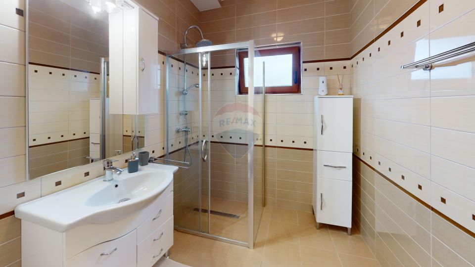 Casă / Vilă de Lux cu 5 camere de vânzare