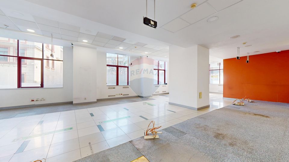 250sq.m Commercial Space for rent, Ultracentral area