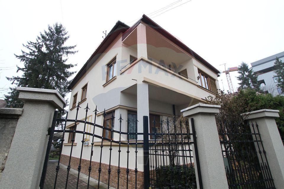 Vanzare apartament de 4 camere, 130 mp, zona Liceului Avram Iancu