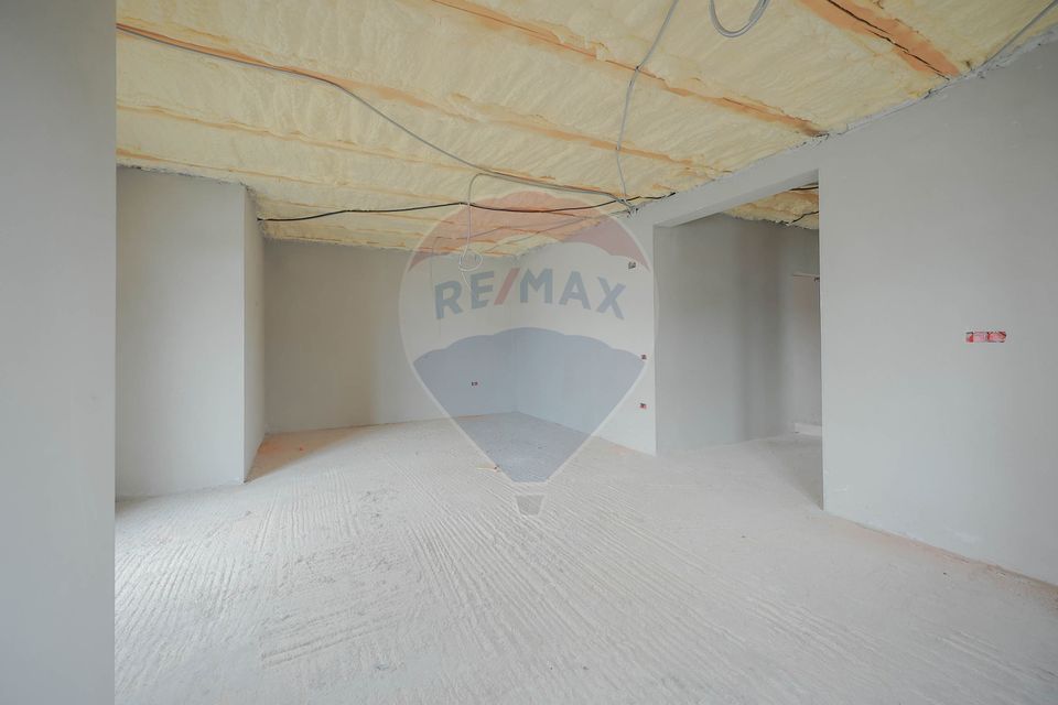 De vânzare casă semifinisată cu 3 camere, 455 mp teren, în Cihei