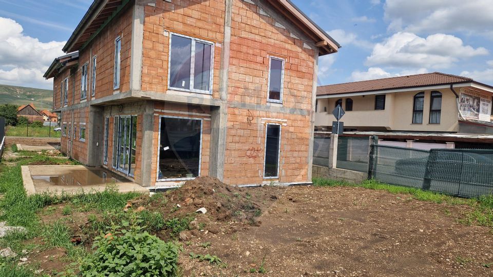 Casă / Vilă cu 4 camere de vânzare