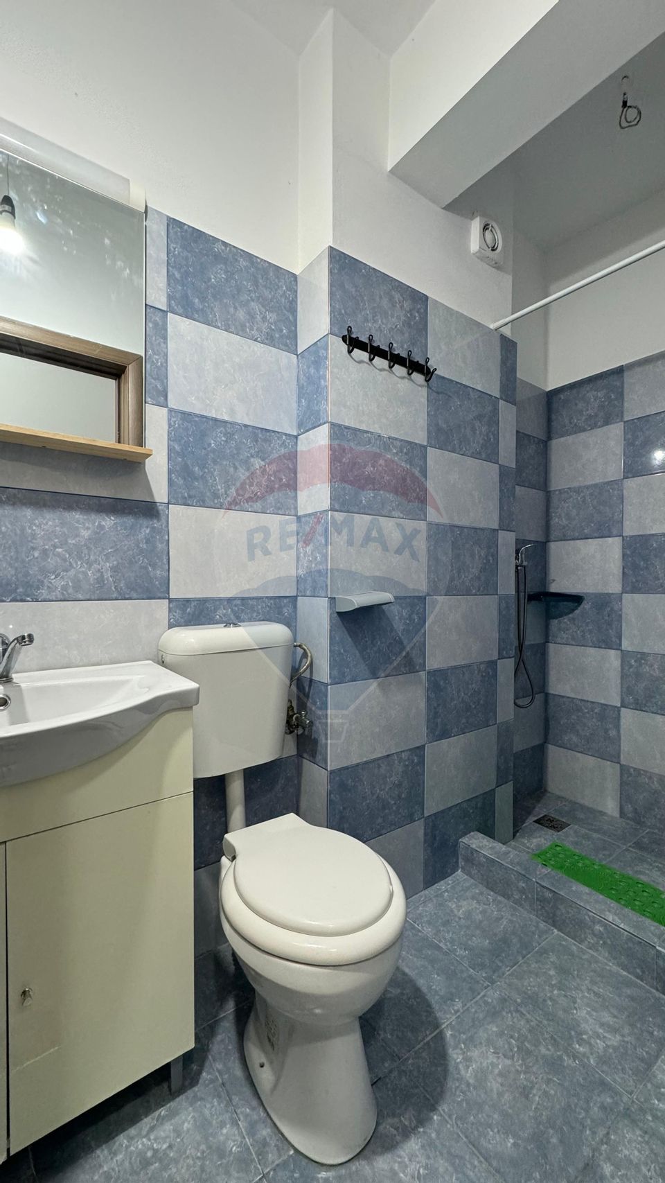 Apartament cu 3 camere de vânzare