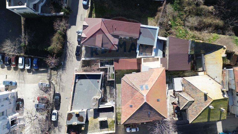 Vilă cu 16 camere de vanzare in zona Peninsula