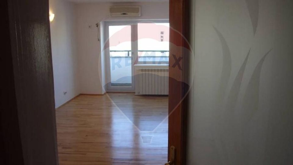 INCHIRIERE/Apartament spațios cu 4 camere – Bd. Unirii nr. 76
