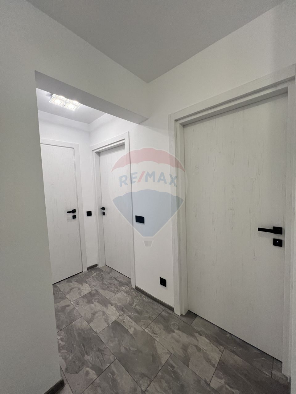 Apartament cu 3 camere de închiriat în zona P-ta Muncii