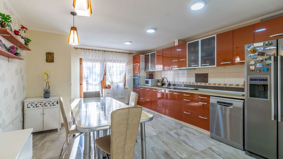 Casă cu 7 camere de vânzare în Dej