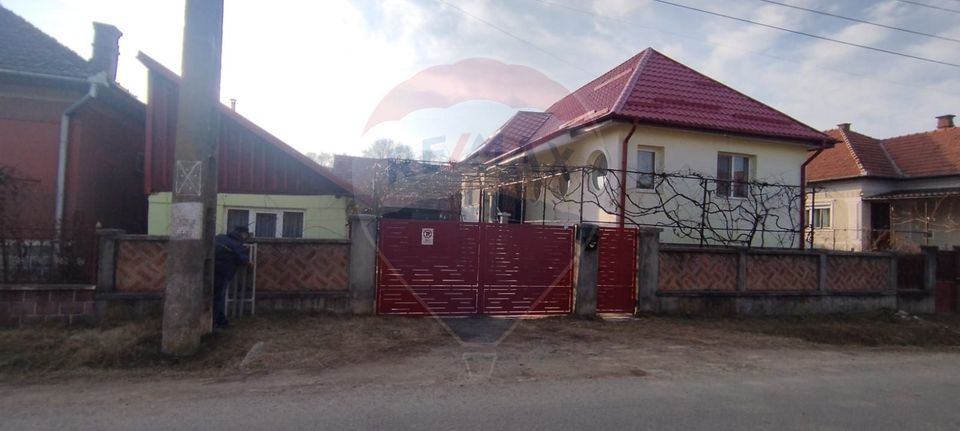 Casă /vilă de vânzare cu teren 1352 mp. central  loc. Petrindu / Sălaj