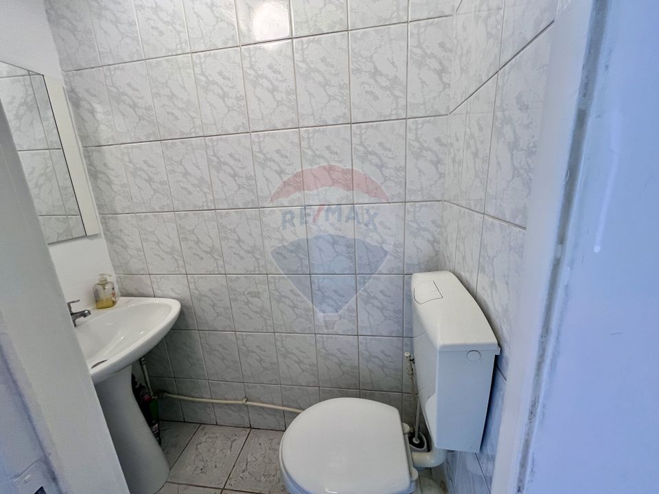 Apartament cu 4 camere nemobilat in P-ta Victoriei langa Orange