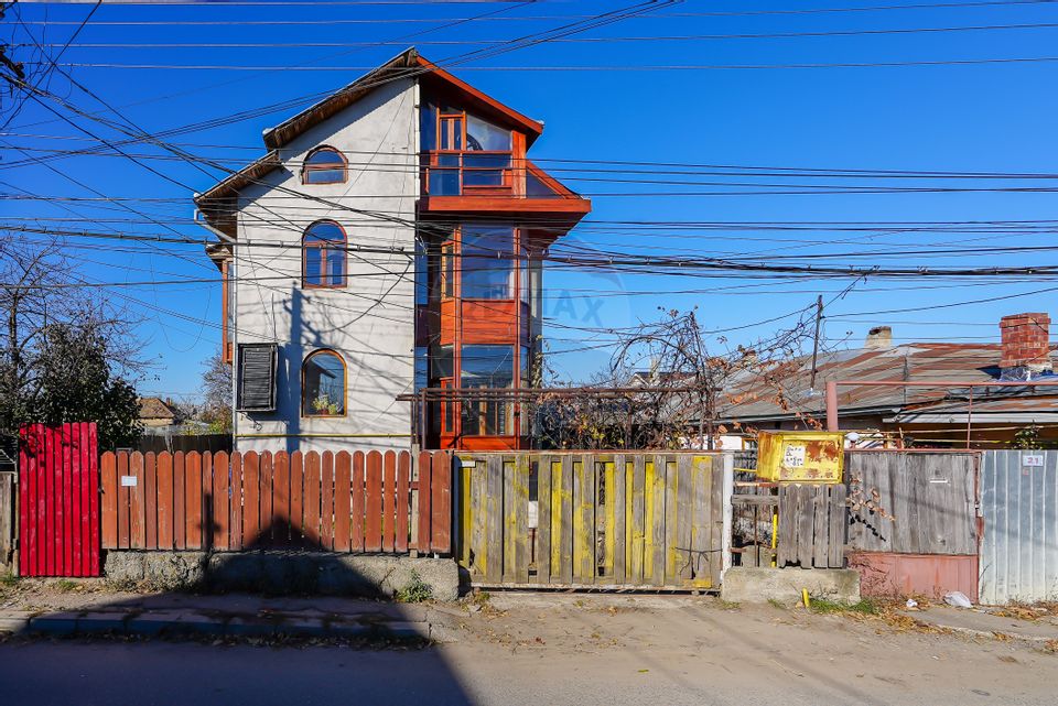 Casă / Vilă cu 4 camere de vânzare în zona Serbanesti