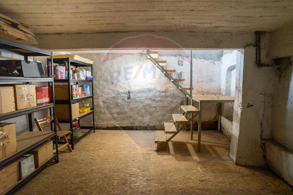 Casă / Vilă cu 10 camere si teren generos, Sos. Salaj