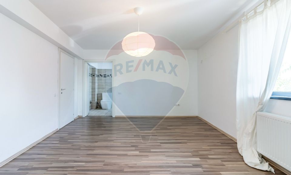 Casă / Vilă in Corbeanca,  toate utilitatile, strada principala