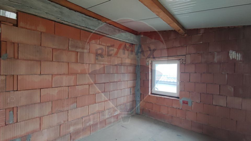 Casă cu mansarda de vanzare Osorhei, 8 km de Oradea