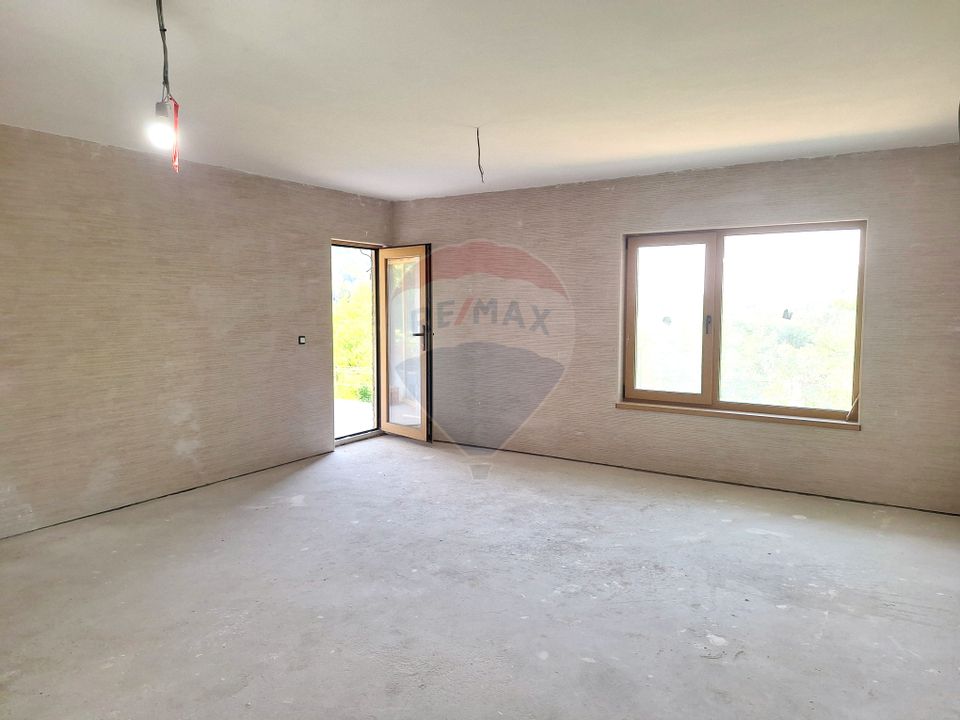 Casă / Vilă la gri aproape gata sa devina " acasa" !