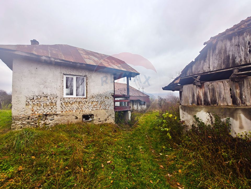 Teren de vânzare Unguraș cu priveliște si anexe