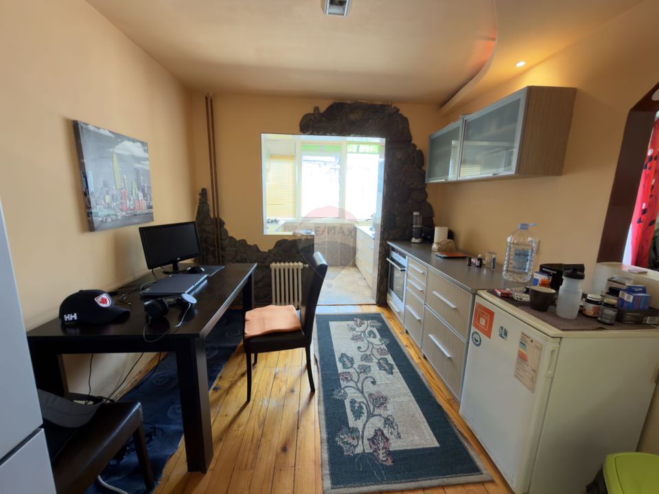 Apartament cu 4 camere de închiriat în zona Rogerius